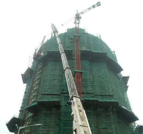 镇江市吊车在工地上作业